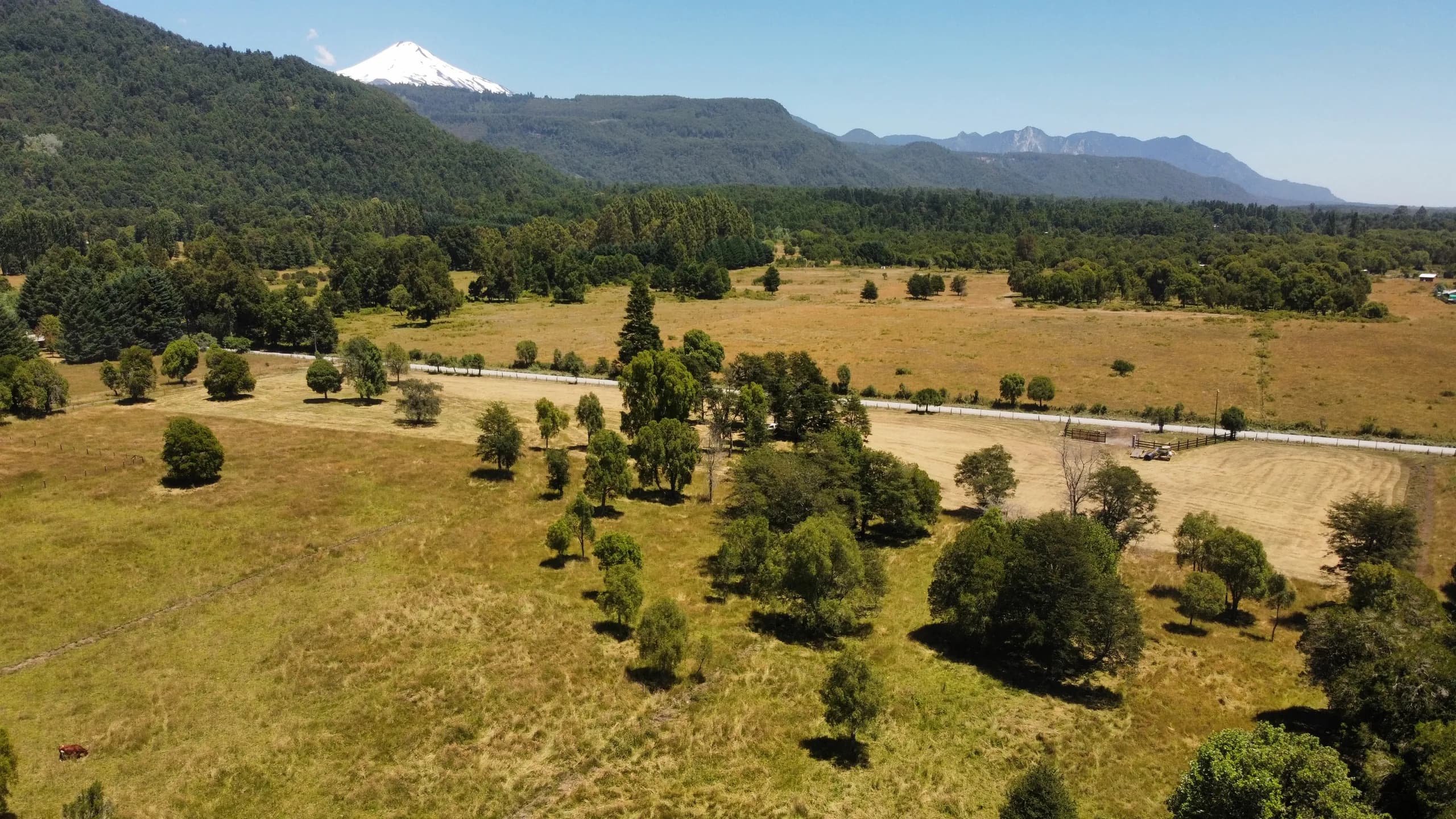 Vista de las parcelas Brisas de Pucón con el Volcán Villarrica de fondo